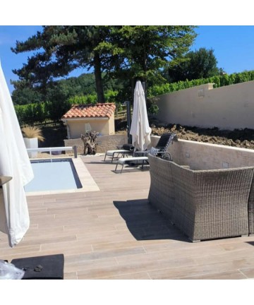 Terrasse et piscine, avec murs en parement Pietra Secca